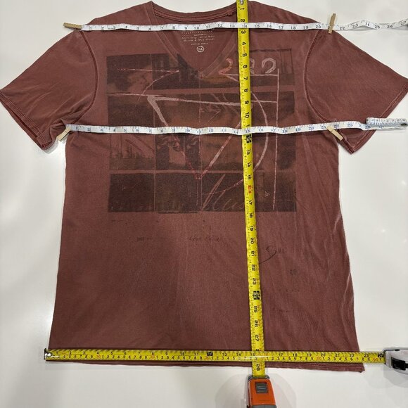 Guess XL Men Red Cotton V Neck Short Sleeve Triangle Abstract Graphic T Shirt - Picture 9 of 9